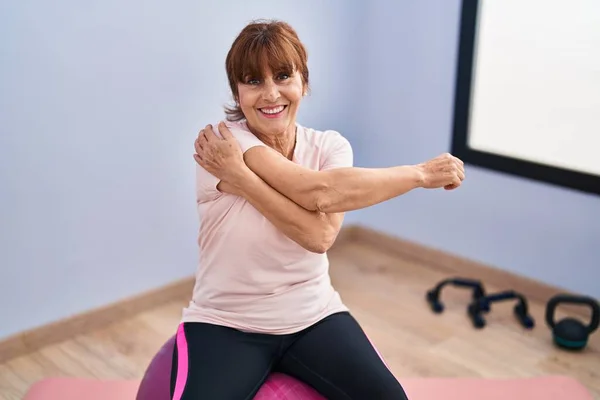 Middle Age Woman Smiling Confident Stretching Arm Sport Center — Stockfoto