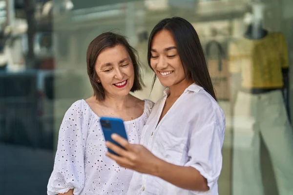 Two Women Mother Daughter Smiling Confident Using Smartphone Street — Zdjęcie stockowe