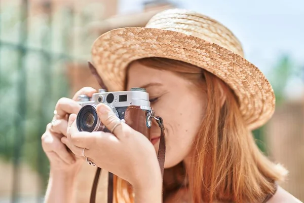 Young Redhead Woman Tourist Wearing Summer Hat Using Vintage Camera — Stock Photo, Image