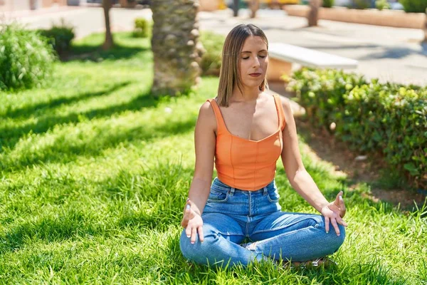 Young Beautiful Hispanic Woman Doing Yoga Exercise Sitting Floor Park — Stock Fotó