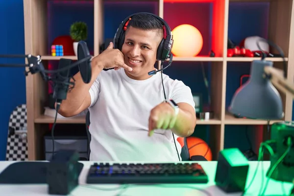 Genç Spanyol Adam Video Oyunları Oynuyor Gülümsüyor Telefonla Konuşuyor Seni — Stok fotoğraf