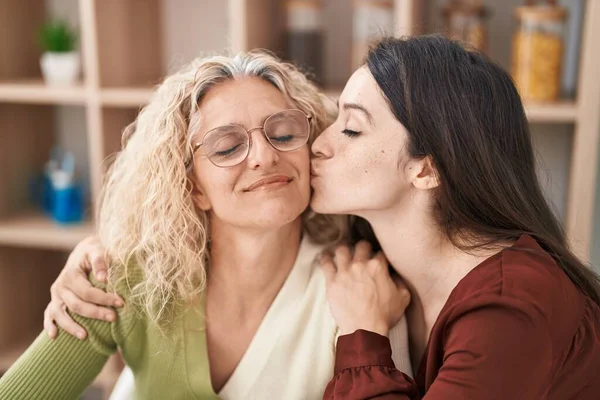 Δύο Γυναίκες Μητέρα Και Κόρη Αγκαλιάζονται Και Φιλιούνται Στο Σπίτι — Φωτογραφία Αρχείου
