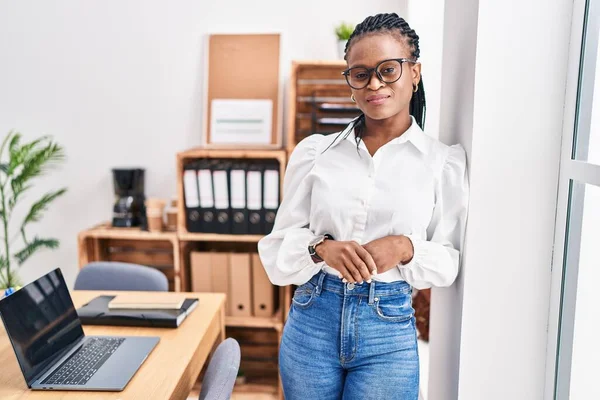 Africano Americano Mulher Empresária Sorrindo Confiante Escritório — Fotografia de Stock