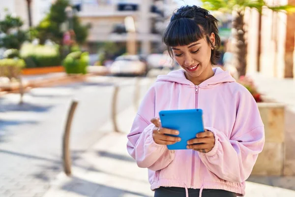 Νεαρή Γυναίκα Χαμογελά Αυτοπεποίθηση Χρησιμοποιώντας Touchpad Στο Δρόμο — Φωτογραφία Αρχείου