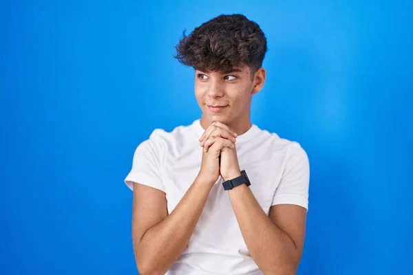 Adolescente Hispânico Sobre Fundo Azul Rindo Nervoso Animado Com Mãos — Fotografia de Stock