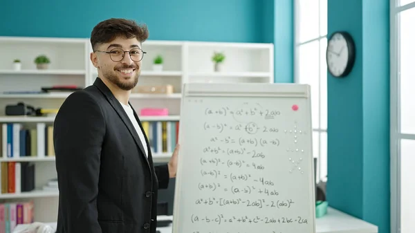Młody Arabski Człowiek Nauczyciel Nauczania Matematyki Klasie Uniwersyteckiej — Zdjęcie stockowe