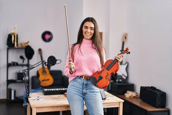 Joven Mujer Hispana Músico Cantando Canción Violín Estudio Música —  Fotos de Stock
