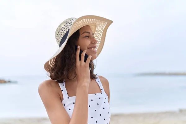 Young African American Woman Wearing Summer Hat Talking Smartphone Seaside — Zdjęcie stockowe