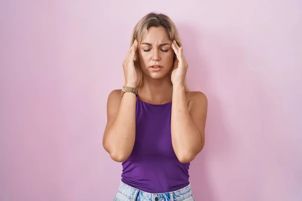 Young Blonde Woman Standing Pink Background Hand Head Headache Because — Stockfoto