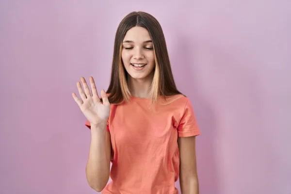 Adolescente Chica Pie Sobre Rosa Fondo Renunciando Decir Hola Feliz —  Fotos de Stock