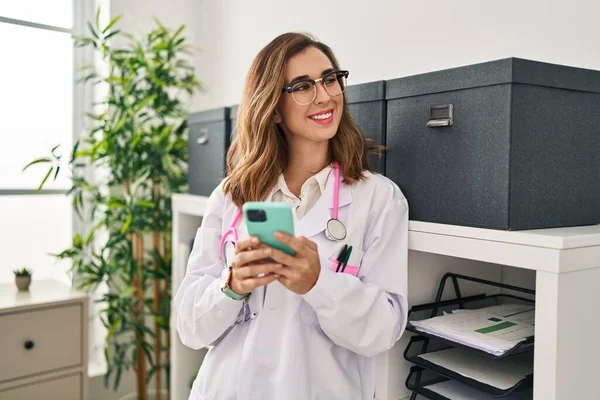 Young Woman Wearing Doctor Uniform Using Smartphone Clinic — Stock Photo, Image