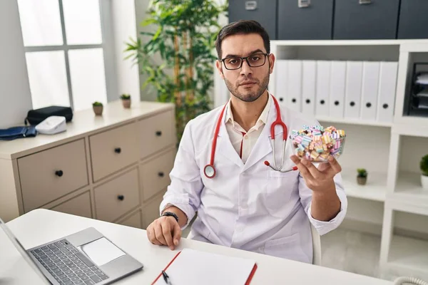 Joven Médico Hispano Con Barba Sosteniendo Actitud Pensamiento Dulce Expresión —  Fotos de Stock