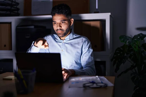 Homem Hispânico Com Barba Trabalhando Escritório Com Laptop Noite Apontando — Fotografia de Stock
