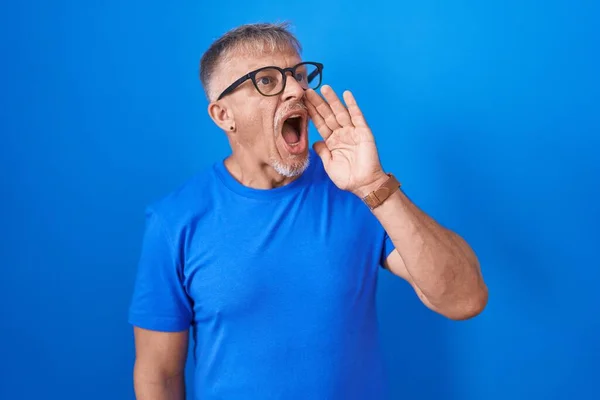 Hispanic Man Grey Hair Standing Blue Background Shouting Screaming Loud — Stock Photo, Image