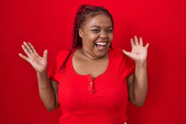 Африканская Американка Плетеными Волосами Стоящая Красном Фоне Празднует Сумасшедший Поражена — стоковое фото