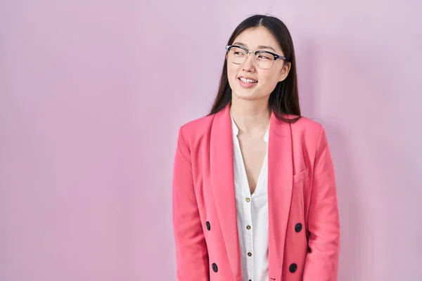 Çinli Kadını Gözlüklü Genç Bir Kadın Yüzünde Gülümsemeyle Yan Yana — Stok fotoğraf