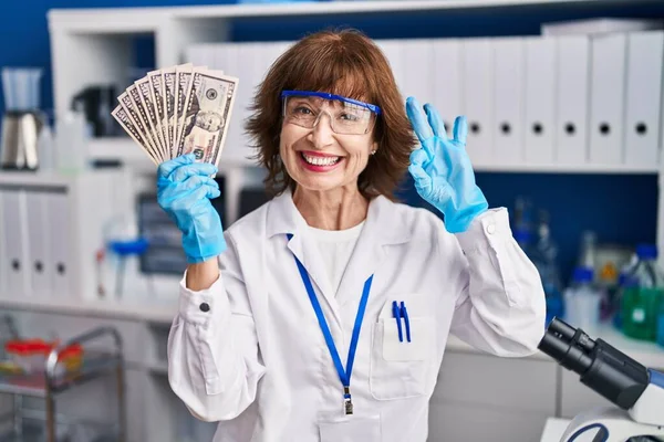 Женщина Средних Лет Работающая Лаборатории Учёных Держит Деньги Делает Знак — стоковое фото