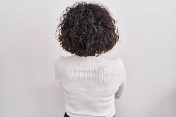 Hispánka Kudrnatými Vlasy Stojící Nad Izolovaným Pozadím Stojící Pozpátku Dívající — Stock fotografie