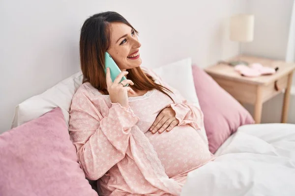 Mladá Těhotná Žena Mluví Smartphone Sedí Posteli Ložnici — Stock fotografie
