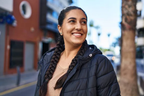 Молода Іспаномовна Жінка Посміхається Впевнено Стоячи Вулиці — стокове фото