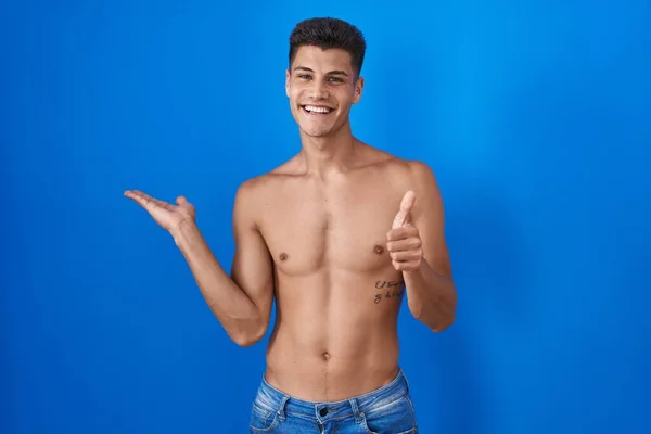 Joven Hombre Hispano Pie Sin Camisa Sobre Fondo Azul Mostrando —  Fotos de Stock
