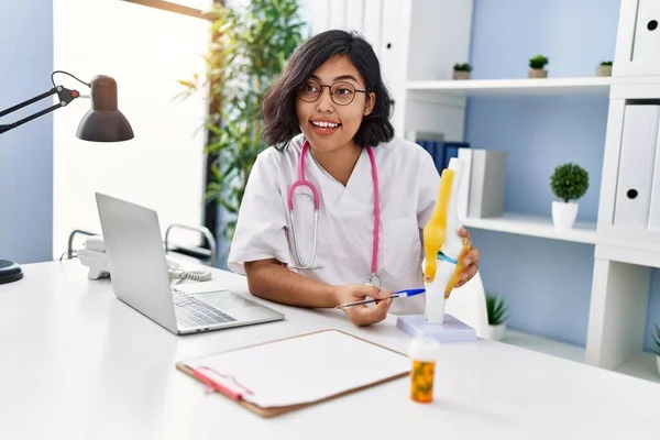 Young Latin Woman Wearing Doctor Uniform Holding Anatomical Model Knee — Stock Photo, Image