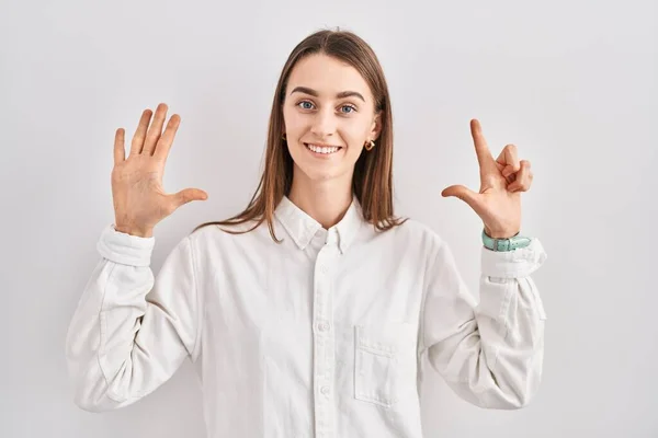 Mladá Běloška Stojící Nad Izolovaným Pozadím Ukazující Ukazující Prsty Číslo — Stock fotografie