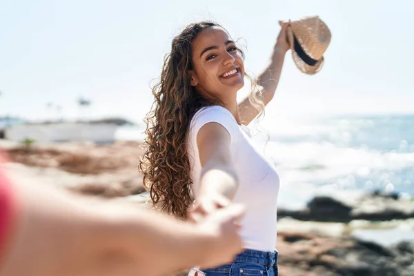 若いヒスパニック系のカップルの観光客が夏の帽子を手で一緒に海辺で — ストック写真