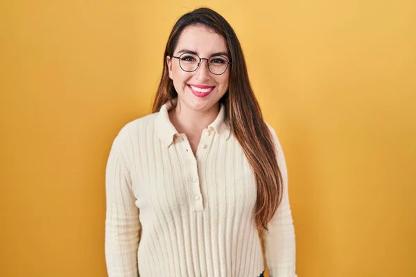 Mujer Hispana Joven Pie Sobre Fondo Amarillo Con Una Sonrisa — Foto de Stock