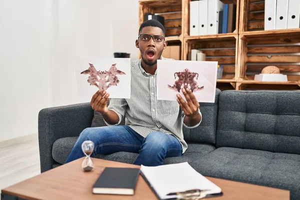 Afroamerikansk Man Arbetar Med Rorschach Test Psykologi Kliniken Rädd Och — Stockfoto