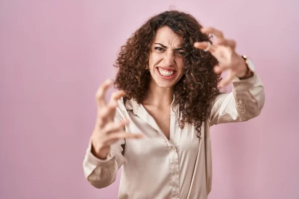 Pembe Arka Planda Kıvırcık Saçlı Spanyol Kadın Öfkeyle Bağırıyor Elleri — Stok fotoğraf