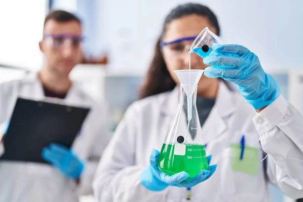 Mann Und Frau Wissenschaftleruniform Schreiben Auf Dokument Flüssigkeitsmessung Labor — Stockfoto