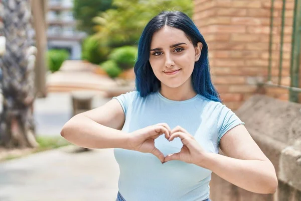 Ung Kaukasiska Kvinna Ler Säker Gör Hjärta Gest Med Händerna — Stockfoto