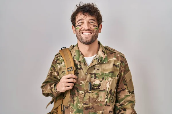 顔に幸せとクールな笑顔でカモフラージュ軍の制服を着たヒスパニック系の若い男 運のいい人 — ストック写真