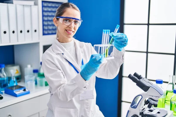 若い女性科学者笑顔自信を持って保持試験管に実験室 — ストック写真