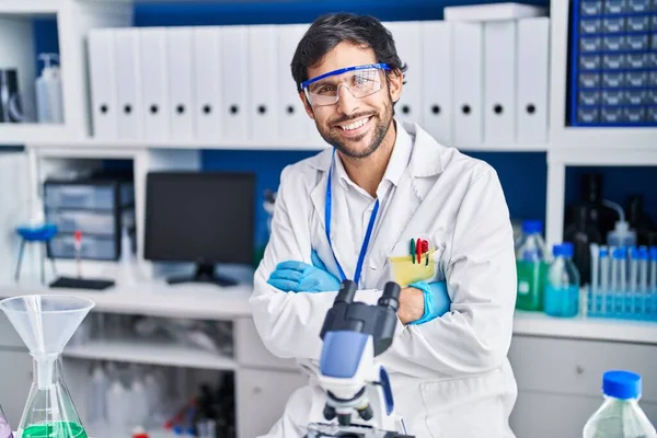Genç Spanyol Bilim Adamı Laboratuvarda Kendine Güvenen Kollarını Kavuşturup Gülümsüyor — Stok fotoğraf