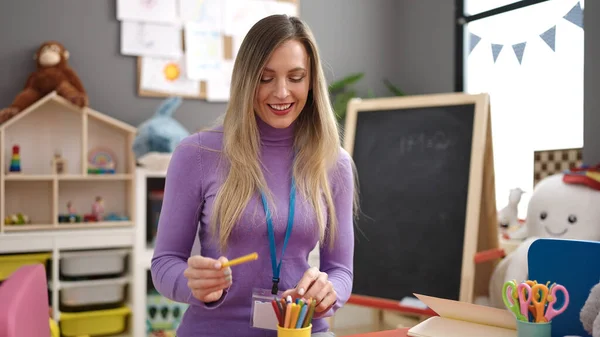 Молода Блондинка Вчителька Дошкільного Віку Посміхається Впевнено Тримає Кольоровий Олівець — стокове фото