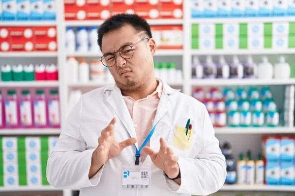 Китайский Молодой Человек Работающий Аптеке Испытывает Отвращение Выражению Лица Недовольство — стоковое фото