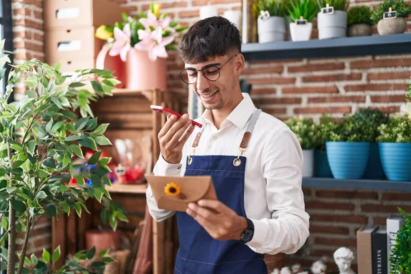 Jovem Florista Hispânico Falando Carta Envelope Leitura Smartphone Florista — Fotografia de Stock