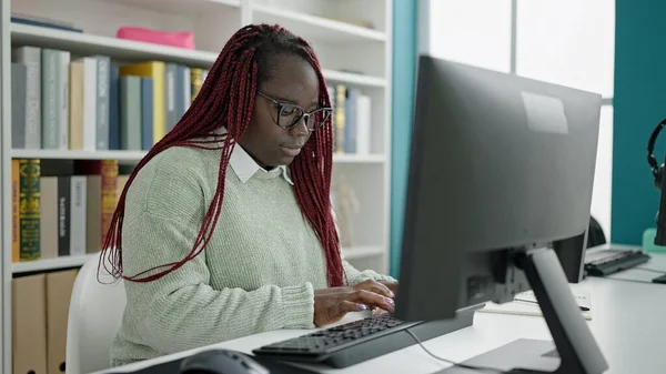Saçları Örülmüş Afrikalı Bir Kadın Üniversite Kütüphanesinde Bilgisayar Kullanıyor — Stok fotoğraf