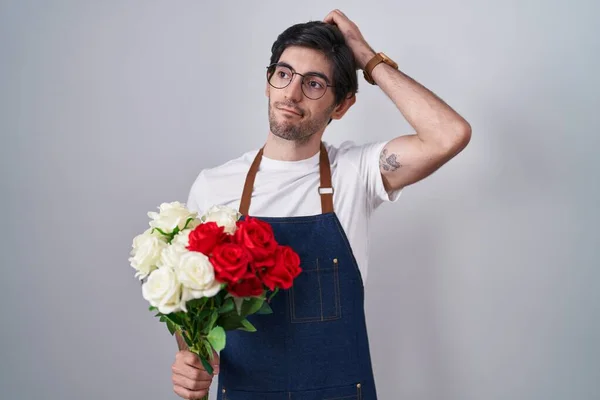 Молодий Іспаномовний Чоловік Тримає Букет Білих Червоних Троянд Збентежений Цікавиться — стокове фото