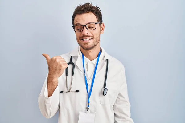 Junger Hispanischer Mann Arztuniform Und Stethoskop Lächelt Mit Glücklichem Gesicht — Stockfoto