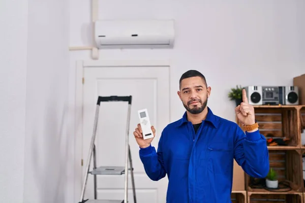 Hispanische Reparaturfirma Die Mit Klimaanlage Arbeitet Überrascht Mit Einer Idee — Stockfoto