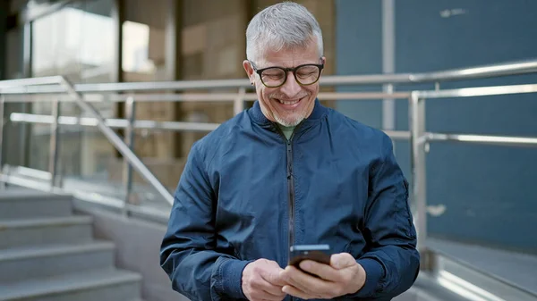 Medelålders Gråhårig Man Ler Tryggt Med Smartphone Gatan — Stockfoto
