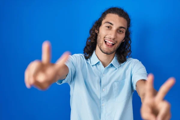 Junger Hispanischer Mann Der Vor Blauem Hintergrund Steht Lächelt Mit — Stockfoto