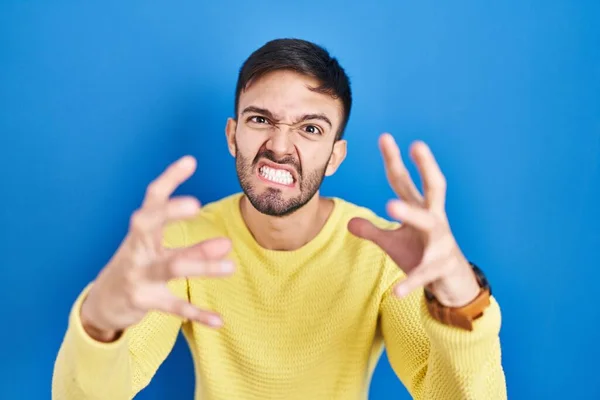 Hispanic Man Standing Blue Background Shouting Frustrated Rage Hands Trying — Stock Fotó