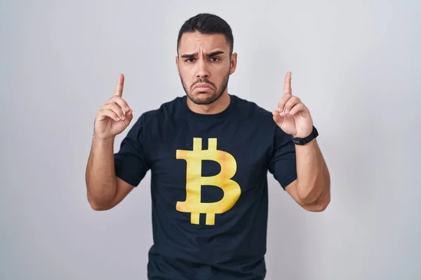 Joven Hombre Hispano Con Camiseta Bitcoin Apuntando Hacia Arriba Mirando —  Fotos de Stock