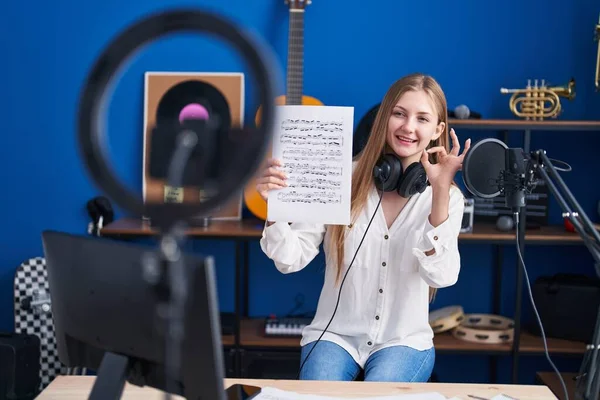 若い白人女性は指でOkサインを行う音楽シートを示すオンライン音楽チュートリアルを行う 笑顔優しいジェスチャー優れたシンボル — ストック写真