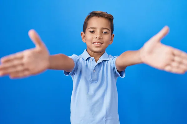 Kleiner Hispanischer Junge Lässigem Blauem Shirt Der Die Kamera Lächelt — Stockfoto