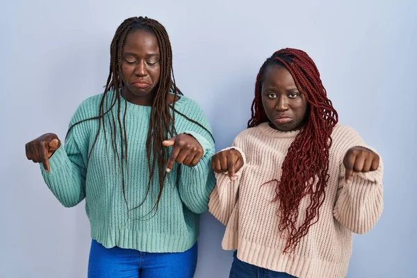 Deux Femmes Africaines Debout Sur Fond Bleu Pointant Vers Bas — Photo